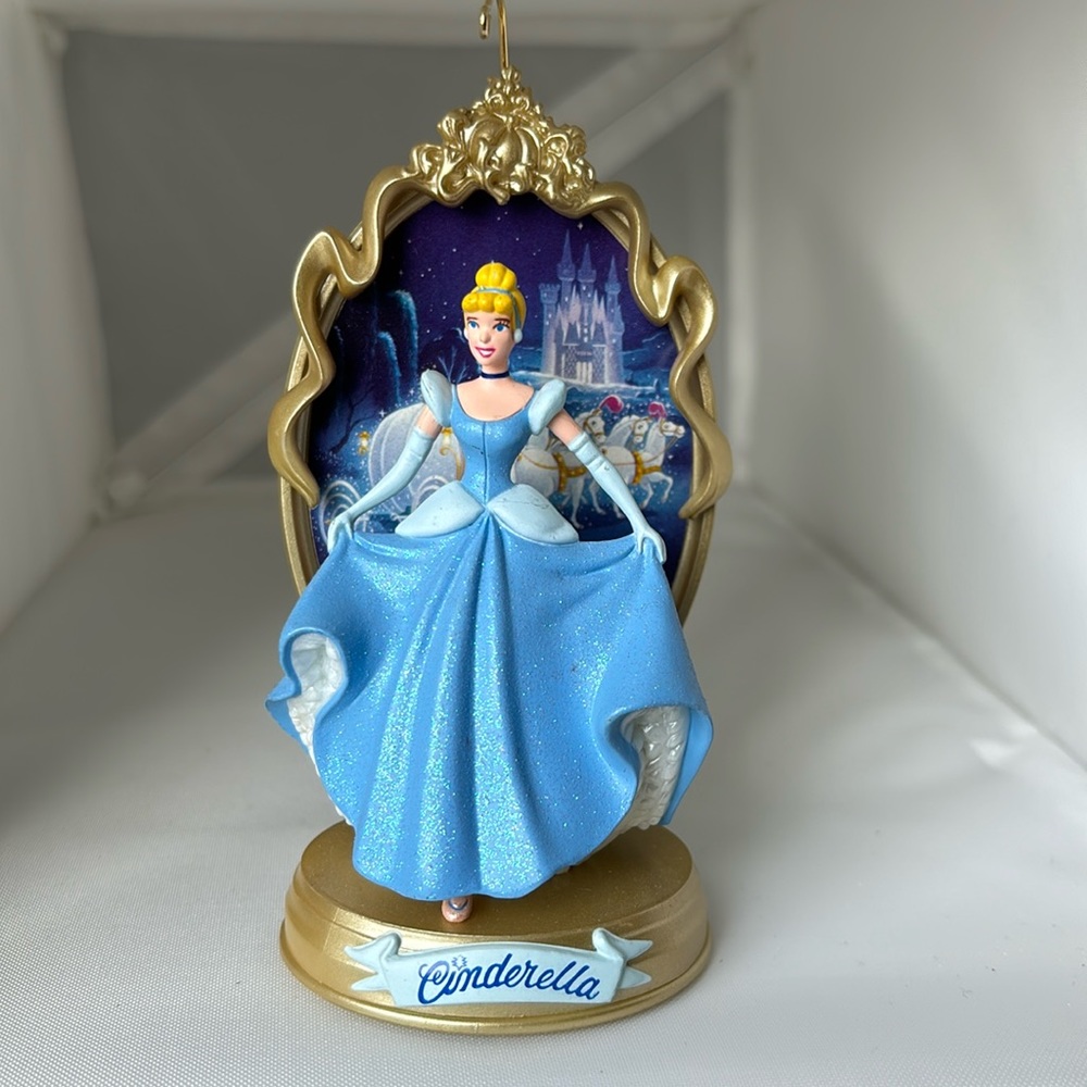 Cinderella and the Pumpkin Coach Statue Ornament Hallmark, 1998